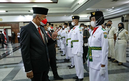 Gubernur Jawa Tengah Ganjar Pranowo berdialog dengan anggota Pasukan Pengibar Bendera Pusaka (Paskibraka) Tahun 2022 Provinsi Jawa Tengah pada acara pengukuhan di Gedung Gradhika Bhakti Praja, kompleks kantor Gubernur Jateng di Kota Semarang, Senin (15/8/2022) malam