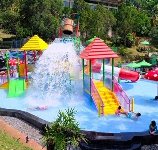 WATER BOOM. Wahana water boom menjadi wahana pilihan anak-anak. Masih banyak wahana lain di lokasi wisata Taman Kyai Langgeng yang bisa dinikmati