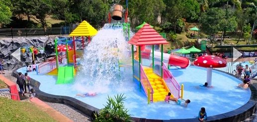 WATER BOOM. Wahana water boom menjadi wahana pilihan anak-anak. Masih banyak wahana lain di lokasi wisata Taman Kyai Langgeng yang bisa dinikmati