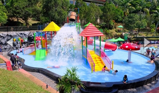 WATER BOOM. Wahana water boom menjadi wahana pilihan anak-anak. Masih banyak wahana lain di lokasi wisata Taman Kyai Langgeng yang bisa dinikmati