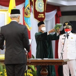 Gubernur Jawa Tengah, Ganjar Pranowo, melantik Kepala Dinas Perhubungan (Dishub) Provinsi Jawa Tengah, Henggar Budi Anggoro, menjadi penjabat Bupati Pati di Gedung Gradhika Bhakti Praja, Senin (22/8/2022) malam