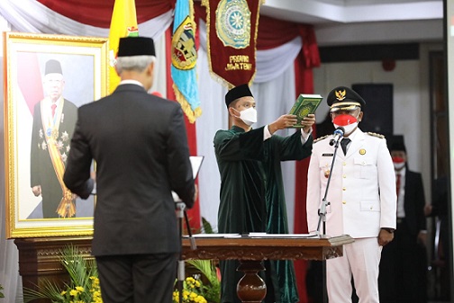 Gubernur Jawa Tengah, Ganjar Pranowo, melantik Kepala Dinas Perhubungan (Dishub) Provinsi Jawa Tengah, Henggar Budi Anggoro, menjadi penjabat Bupati Pati di Gedung Gradhika Bhakti Praja, Senin (22/8/2022) malam