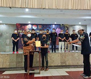 Wakil Ketua DPRD Kota Semarang, Wahyu “Liluk” Winarto, dilantik menjadi Ketua Federasi Olahraga Barongsai Indonesia (FOBI) Kota Semarang periode 2022–2026. Pelantikan dilakukan oleh Ketua FOBI Provinsi Jawa Tengah, Wong Ronny, di Gedung Juang 45 Semarang, Minggu (21/8/2022).
