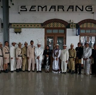 NAPAK TILAS. Jajaran PT KAI Daop 4 Semarang foto bersama sebelum melaksanakan Napak Tilas Jalur Rel dengan menggunakan kereta api. Kegiatan tersebut diselenggarakan dalam rangka memperingati 155 tahun perjalanan kereta api pertama di Indonesia yang jatuh pada tanggal 10 Agustus 2022