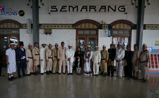 NAPAK TILAS. Jajaran PT KAI Daop 4 Semarang foto bersama sebelum melaksanakan Napak Tilas Jalur Rel dengan menggunakan kereta api. Kegiatan tersebut diselenggarakan dalam rangka memperingati 155 tahun perjalanan kereta api pertama di Indonesia yang jatuh pada tanggal 10 Agustus 2022