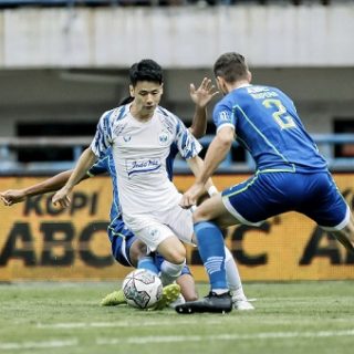 Taesi Marukawa berusaha melewati pemain Persib