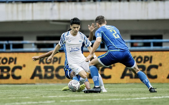 Taesi Marukawa berusaha melewati pemain Persib