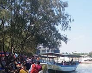 RIMBUN DAN TENANG. Pengunjung Pantai Marina Semarang merasa nyaman menikmati liburan karena banyak pepohonan rimbun yang bisa untuk berteduh sambil menikmati menu kulineran dan memandang ombak lautan yang tenang (foto JejakPiknik.com)  