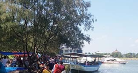 RIMBUN DAN TENANG. Pengunjung Pantai Marina Semarang merasa nyaman menikmati liburan karena banyak pepohonan rimbun yang bisa untuk berteduh sambil menikmati menu kulineran dan memandang ombak lautan yang tenang (foto JejakPiknik.com)  