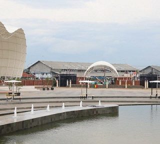 DIPERCANTIK. Obyek wisata Pantai Pasir Kencana Kota Pekalongan dipercantik dengan tambahan wahana dan fasilitas, sehingga kondisinya berubah lebih menarik