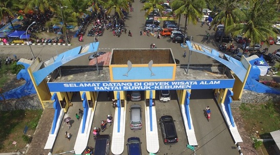 GERBANG. Suasana pintu masuk ke area wisata Pantai Suwuk Kebumen selalu ramai karena banyaknya pengunjung yang datang dari berbagai daerah. Kebumen memang dikenal sebagai salah satu daerah yang memiliki pantai indah dan memesona