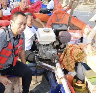 Wali Kota Semarang Hendrar Prihadi meninjau Pasar Apung Banjir Kanal. Foto Humas Pemkot Semarang