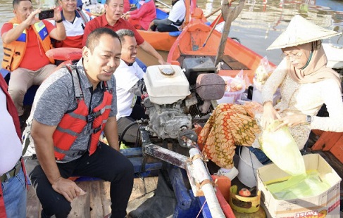 Wali Kota Semarang Hendrar Prihadi meninjau Pasar Apung Banjir Kanal. Foto Humas Pemkot Semarang