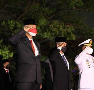 Gubernur Jawa Tengah Ganjar Pranowo mengikuti Apel Kehormatan dan Renungan Suci di Taman Makam Pahlawan (TMP) Giri Tunggal, Kota Semarang, Rabu (17/8/2022) dini hari. Hadir juga Pangdam IV/Diponegoro dan Kapolda Jateng