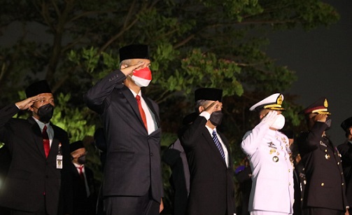 Gubernur Jawa Tengah Ganjar Pranowo mengikuti Apel Kehormatan dan Renungan Suci di Taman Makam Pahlawan (TMP) Giri Tunggal, Kota Semarang, Rabu (17/8/2022) dini hari. Hadir juga Pangdam IV/Diponegoro dan Kapolda Jateng