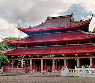 MEGAH. Patung Laksamana Zheng He atau Cheng Hoo berdiri gagah di antara bangunan-bangunan yang ada di area Kleteng Sam Poo Kong, Kota Semarang. Klenteng Sam Poo Kong menjadi destinasi wisata yang setiap hari dikunjungi banyak wisatawan