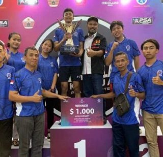 Satria Bagus (memegang piala) foto bersama Sekum Pengkot PSI Semarang, Rokhis, dan para atlet seusai menerima penghargaan dalam Kejuaraan Squash Internasional di Jakarta, baru-baru ini