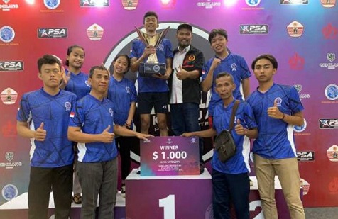 Satria Bagus (memegang piala) foto bersama Sekum Pengkot PSI Semarang, Rokhis, dan para atlet seusai menerima penghargaan dalam Kejuaraan Squash Internasional di Jakarta, baru-baru ini