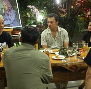 Gubernur Jawa Tengah, Ganjar Pranowo, menerima kunjungan para pemeran film "Sayap Sayap Patah" yaitu Nicholas Saputra, Ariel Tatum, dan Agustinus Gusti Nugroho atau Nugie di rumah dinas Puri Gedeh, Gajahmungkur, Jumat (19/8/2022) malam