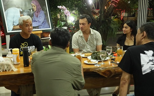 Gubernur Jawa Tengah, Ganjar Pranowo, menerima kunjungan para pemeran film "Sayap Sayap Patah" yaitu Nicholas Saputra, Ariel Tatum, dan Agustinus Gusti Nugroho atau Nugie di rumah dinas Puri Gedeh, Gajahmungkur, Jumat (19/8/2022) malam