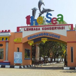 GERBANG. Pantai Sendang Sikucing Kendal menjadi tujuan wisata akhir pekan para wisatawan bersama keluarga. Selain hamparan pasir pantai, wisata ini juga menyediakan beberapa wahana lain