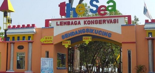 GERBANG. Pantai Sendang Sikucing Kendal menjadi tujuan wisata akhir pekan para wisatawan bersama keluarga. Selain hamparan pasir pantai, wisata ini juga menyediakan beberapa wahana lain
