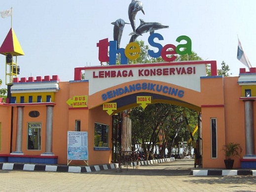 GERBANG. Pantai Sendang Sikucing Kendal menjadi tujuan wisata akhir pekan para wisatawan bersama keluarga. Selain hamparan pasir pantai, wisata ini juga menyediakan beberapa wahana lain