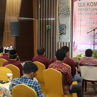 Gubernur Jawa Tengah, Ganjar Pranowo, memberi sambutan pada acara pembukaan Uji Kompetensi Wartawan (UKW) PWI Jateng, di Hotel Khas, Semarang, Rabu (24/8)