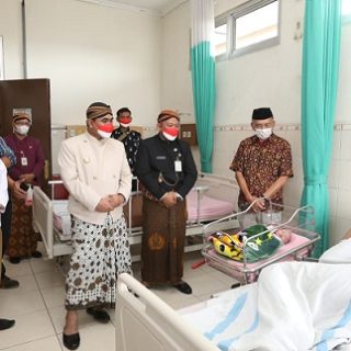 ODHA MELAHIRKAN. Wakil Gubernur Jawa Tengah, Taj Yasin Maimoen, yang juga Ketua Komisi Penanggulangan AIDS (KPA) Jawa Tengah menjenguk orang dengan HIV/AIDS (ODHA) yang telah melahirkan di RSUD Tugurejo, Semarang, Senin (15/08/2022)