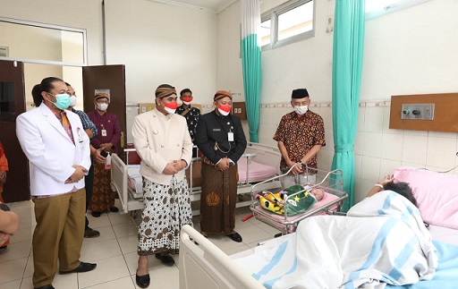 ODHA MELAHIRKAN. Wakil Gubernur Jawa Tengah, Taj Yasin Maimoen, yang juga Ketua Komisi Penanggulangan AIDS (KPA) Jawa Tengah menjenguk orang dengan HIV/AIDS (ODHA) yang telah melahirkan di RSUD Tugurejo, Semarang, Senin (15/08/2022)