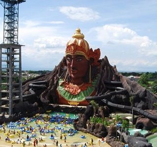 PANDAWA. Patung wayang dari salah satu Pandawa Lima tampak besar dan gagah menghiasi lokasi wisata Pandawa Water Worl di Sukoharjo yang dipadati pengunjung