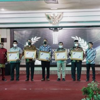 Pimpinan DPRD (Pimwan) Provinsi Jateng meraih penghargaan dalam Anugerah Jawa Pos Radar Semarang 2022, Jumat (9/9/2022) malam, di Gedung Grhadika Bhakti Praja, Komplek Gubernuran.