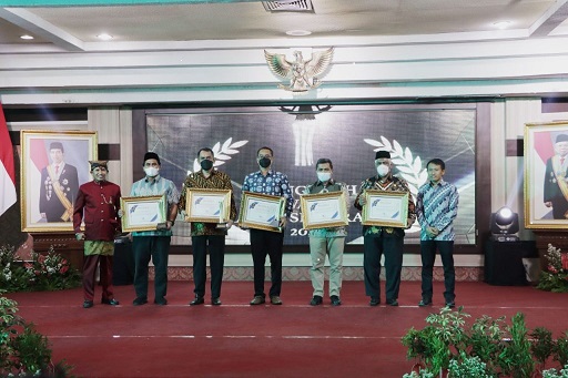 Pimpinan DPRD (Pimwan) Provinsi Jateng meraih penghargaan dalam Anugerah Jawa Pos Radar Semarang 2022, Jumat (9/9/2022) malam, di Gedung Grhadika Bhakti Praja, Komplek Gubernuran.