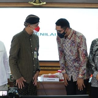 Gubernur Jawa Tengah Ganjar Pranowo dan Wakil Gubernur Taj Yasin Maimoen menerima staf khusus Kementerian Investasi/BKPM, M Pradana Indraputra, di Ruang Rapat Lantai 2 Gedung Pemprov Jateng, Kamis (8/9)
