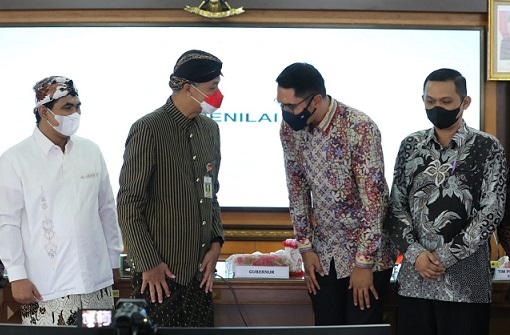 Gubernur Jawa Tengah Ganjar Pranowo dan Wakil Gubernur Taj Yasin Maimoen menerima staf khusus Kementerian Investasi/BKPM, M Pradana Indraputra, di Ruang Rapat Lantai 2 Gedung Pemprov Jateng, Kamis (8/9)