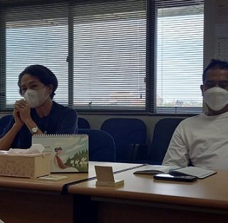 Ivana Lie bersama Bayu Suryanto saat memimpin rapat panitia Kejuaraan Bulutangkis Antar-Media 2022 di Kantor PT Djarum. 