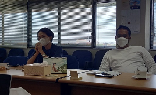 Ivana Lie bersama Bayu Suryanto saat memimpin rapat panitia Kejuaraan Bulutangkis Antar-Media 2022 di Kantor PT Djarum. 