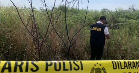 Tim Labfor saat mencari potongan tubuh korban yang belum ditemukan di TKP