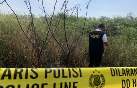 Tim Labfor saat mencari potongan tubuh korban yang belum ditemukan di TKP