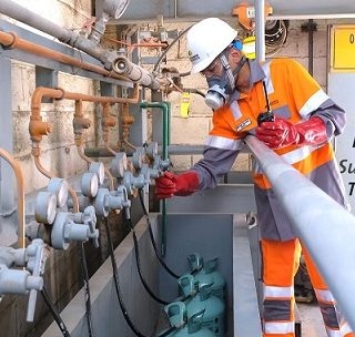 Aktivitas pengecekan flow meter sebelum dilakukan pemusnahan Bahan Perusak Ozon (BPO) di fasilitas Ozone Depleting Substances (ODS) Pabrik Narogong, Jawa Barat.