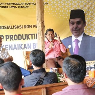 Ferry Wawan Cahyono dalam kegiatan ‘Sosialisasi Non-Perda’ dengan tema ‘Tetap Produktif Pasca Kenaikan BBM’ di Agrotera Cafe, Kabupaten Banjarnegara, Sabtu (24/9). 