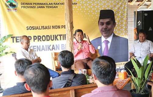 Ferry Wawan Cahyono dalam kegiatan ‘Sosialisasi Non-Perda’ dengan tema ‘Tetap Produktif Pasca Kenaikan BBM’ di Agrotera Cafe, Kabupaten Banjarnegara, Sabtu (24/9). 