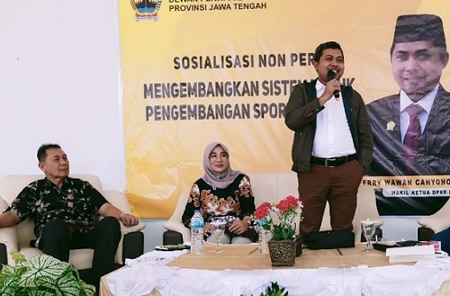 Ferry Wawan Cahyono memaparkan materi pada  kegiatan ‘Sosialisasi Non-Perda’ dengan tema ‘Mengembangkan Sistem untuk Pengembangan Sport Tourism” di Aula PM Collaboration, Kabupaten Purbalingga, Minggu (25/9).