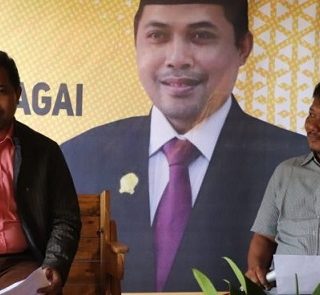 Ferry Wawan Cahyono menyampaikan materinya dalam kegiatan ‘Sosialisasi Non-Perda’ dengan tema ‘Keberagaman Budaya sebagai Modal Bangsa’ di Agrotera Cafe, Kabupaten Banjarnegara, Jumat (23/9).