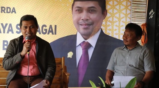 Ferry Wawan Cahyono menyampaikan materinya dalam kegiatan ‘Sosialisasi Non-Perda’ dengan tema ‘Keberagaman Budaya sebagai Modal Bangsa’ di Agrotera Cafe, Kabupaten Banjarnegara, Jumat (23/9).