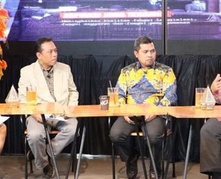 Wakil Ketua DPRD Ferry Wawan Cahyono bersama narasumber lain dalam acara Aspirasi Jateng di Stasiun TATV Surakarta.