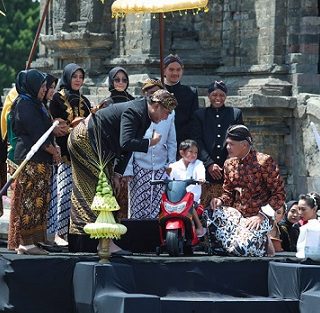 MINTA DIPOTONG GANJAR. Gubernur Ganjar Pranowo memenuhi permintaan Adila Syifa Azahra, salah seorang bocah bajang yang meminta secara khusus rambut gimbalnya dipotong oleh Gubernur pada acara Dieng Culture Festival (DCF) 2022. Adila juga mengajukan permintaan lain seperti kue ulang tahun dan motor listrik