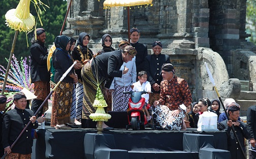 MINTA DIPOTONG GANJAR. Gubernur Ganjar Pranowo memenuhi permintaan Adila Syifa Azahra, salah seorang bocah bajang yang meminta secara khusus rambut gimbalnya dipotong oleh Gubernur pada acara Dieng Culture Festival (DCF) 2022. Adila juga mengajukan permintaan lain seperti kue ulang tahun dan motor listrik