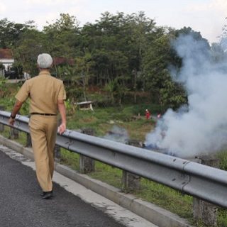 Gubernur Jateng Ganjar Pranowo turun dari mobil di Tol Bawen-Ungaran, gara-gara ada kepulan asap dari rumput yang terbakar. Bahkan kondisi seperti itu mengakibatkan kecelakaan di Tol Pejagan Pemalang