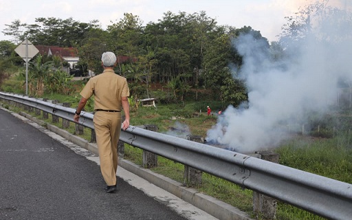 Gubernur Jateng Ganjar Pranowo turun dari mobil di Tol Bawen-Ungaran, gara-gara ada kepulan asap dari rumput yang terbakar. Bahkan kondisi seperti itu mengakibatkan kecelakaan di Tol Pejagan Pemalang